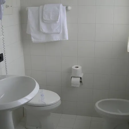 Hotell Albergo Centrale San Zeno di Montagna