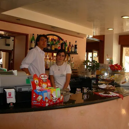Albergo Centrale 2* Сан-Дзено-ди-Монтанья