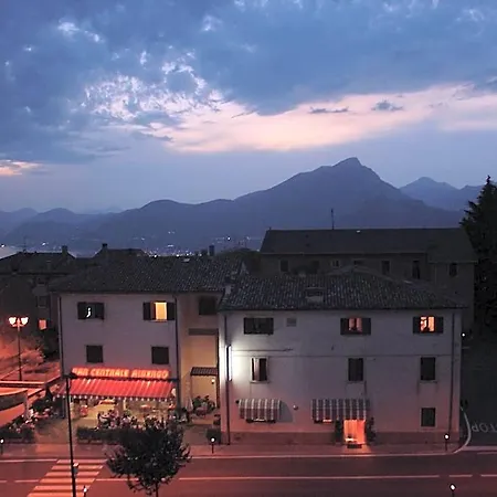 Albergo Centrale 2* 산 제노 디 몬타냐