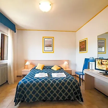 Albergo Centrale 2* 산 제노 디 몬타냐
