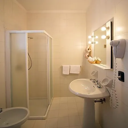 Albergo Centrale 호텔 산 제노 디 몬타냐