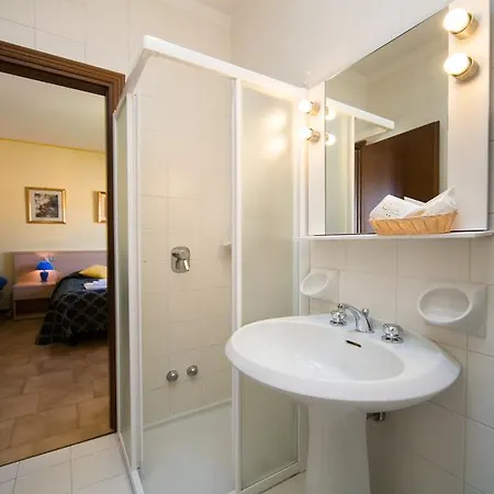 Albergo Centrale Сан-Дзено-ди-Монтанья