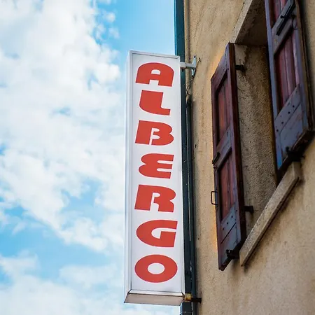 Albergo Centrale Сан-Дзено-ди-Монтанья